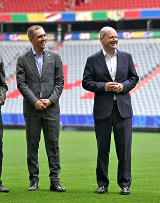 03.06.2024, Fussball Europameisterschaft 2024, Besuch von Bundeskanzler Olaf Scholz im EM-Stadion München Fußball Arena. v.l. EM Botschafter Philipp Lahm und Bundeskanzler Olaf Scholz