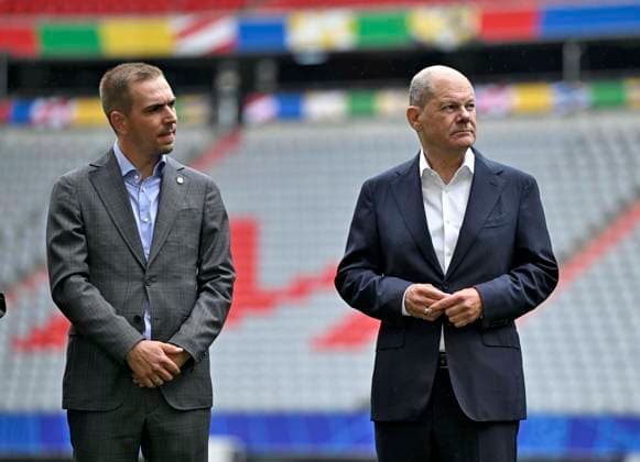 Sport Bilder des Tages 03.06.2024, Fussball Europameisterschaft 2024, Besuch von Bundeskanzler Olaf Scholz im EM-Stadion München Fußball Arena. v.l. EM Botschafter Philipp Lahm und Bundeskanzler Olaf Scholz