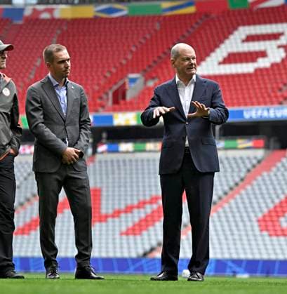 03.06.2024, Fussball Europameisterschaft 2024, Besuch von Bundeskanzler Olaf Scholz im EM-Stadion München Fußball Arena. v.l. EM Botschafter Philipp Lahm und Bundeskanzler Olaf Scholz