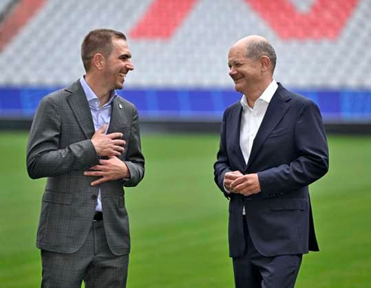 03.06.2024, Fussball Europameisterschaft 2024, Besuch von Bundeskanzler Olaf Scholz im EM-Stadion München Fußball Arena. v.l. EM Botschafter Philipp Lahm und Bundeskanzler Olaf Scholz