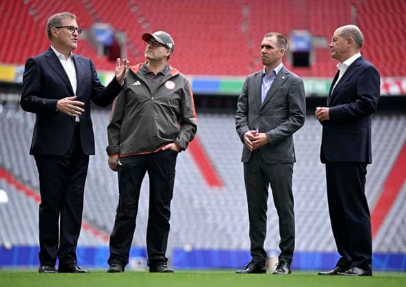 03.06.2024, Fussball Europameisterschaft 2024, Besuch von Bundeskanzler Olaf Scholz im EM-Stadion München Fußball Arena. v.l. Vorstandsvorsitzender Jan-Christian Dreesen (FC Bayern München), x, EM Botschafter Philipp Lahm und Bundeskanzler Olaf Scholz