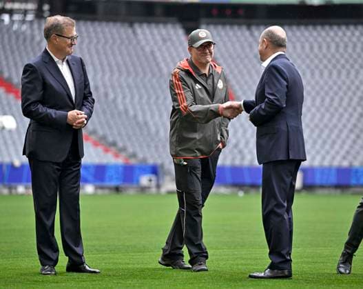 03.06.2024, Fussball Europameisterschaft 2024, Besuch von Bundeskanzler Olaf Scholz im EM-Stadion München Fußball Arena. und Vorstandsvorsitzender Jan-Christian Dreesen (FC Bayern München) , Green Keeper (FC Bayern München) , Bundeskanzler Olaf Scholz (Deutschland) und Vorstandsvorsitzender Jan-Christian Dreesen (FC Bayern München)
