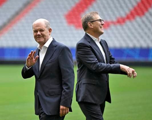 03.06.2024, Fussball Europameisterschaft 2024, Besuch von Bundeskanzler Olaf Scholz im EM-Stadion München Fußball Arena. Bundeskanzler Olaf Scholz (Deutschland) und Vorstandsvorsitzender Jan-Christian Dreesen (FC Bayern München)