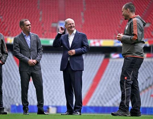 03.06.2024, Fussball Europameisterschaft 2024, Besuch von Bundeskanzler Olaf Scholz im EM-Stadion München Fußball Arena. v.l. EM Botschafter Philipp Lahm und Bundeskanzler Olaf Scholz und der Green Keeper Peter Sauer von Bayern München,