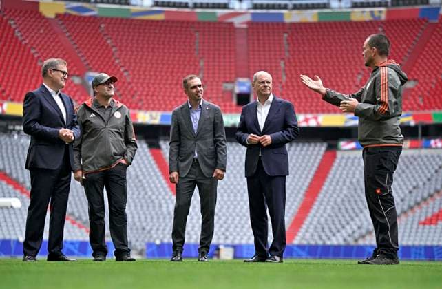 03.06.2024, Fussball Europameisterschaft 2024, Besuch von Bundeskanzler Olaf Scholz im EM-Stadion München Fußball Arena. v.l. Vorstandsvorsitzender Jan-Christian Dreesen (FC Bayern München), x, EM Botschafter Philipp Lahm und Bundeskanzler Olaf Scholz und der Green Keeper Peter Sauer von Bayern München,