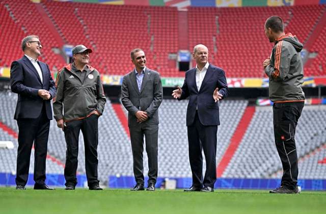 03.06.2024, Fussball Europameisterschaft 2024, Besuch von Bundeskanzler Olaf Scholz im EM-Stadion München Fußball Arena. v.l. Vorstandsvorsitzender Jan-Christian Dreesen (FC Bayern München), x, EM Botschafter Philipp Lahm und Bundeskanzler Olaf Scholz und der Green Keeper Peter Sauer von Bayern München,