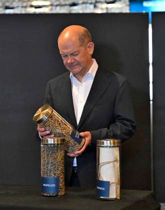 03.06.2024, Fussball Europameisterschaft 2024, Besuch von Bundeskanzler Olaf Scholz im EM-Stadion München Fußball Arena. Bundeskanzler Olaf Scholz (Deutschland) mit Graspallets und getrocknetem Gras