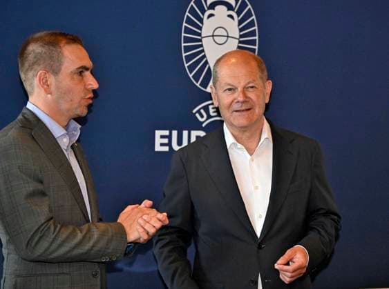 03.06.2024, Fussball Europameisterschaft 2024, Besuch von Bundeskanzler Olaf Scholz im EM-Stadion München Fußball Arena. Bundeskanzler Olaf Scholz (Deutschland) mit Philipp Lahm (li, Deutschland)