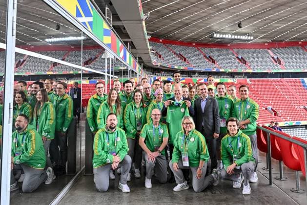 03.06.2024, Munich , Germany, Fussball Arena Munich, Bundeskanzlers Olaf Scholz in der Fussball Arena Muenchen - UEFA EURO, EM, Europameisterschaft,Fussball 2024, Bundeskanzler Olaf Scholz mit Philipp Lahm und den Voluntaris Schauen (Foto H. Langer) Munich Fussball Arena Munich Germany