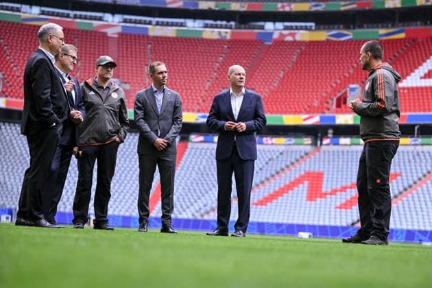 03.06.2024, Munich , Germany, Fussball Arena Munich, Bundeskanzlers Olaf Scholz in der Fussball Arena Muenchen - UEFA EURO, EM, Europameisterschaft,Fussball 2024, Philipp Lahm und Bundeskanzler Olaf Scholz mit den Greenkeeper des FC Bayern Schauen (Foto H. Langer) Munich Fussball Arena Munich Germany