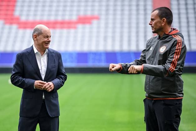 03.06.2024, Munich , Germany, Fussball Arena Munich, Bundeskanzlers Olaf Scholz in der Fussball Arena Muenchen - UEFA EURO, EM, Europameisterschaft,Fussball 2024, Bundeskanzler Olaf Scholz mit den Greenkeeper des FC Bayern Schauen (Foto H. Langer) Munich Fussball Arena Munich Germany