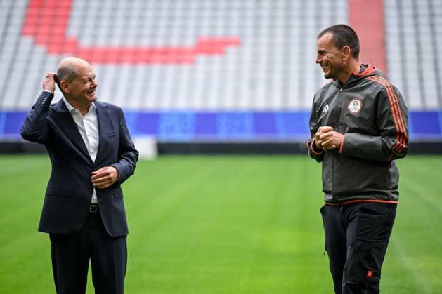 03.06.2024, Munich , Germany, Fussball Arena Munich, Bundeskanzlers Olaf Scholz in der Fussball Arena Muenchen - UEFA EURO, EM, Europameisterschaft,Fussball 2024, Bundeskanzler Olaf Scholz mit den Greenkeeper des FC Bayern Schauen (Foto H. Langer) Munich Fussball Arena Munich Germany