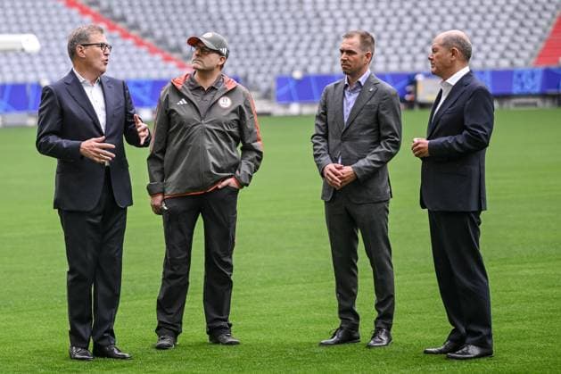 03.06.2024, Munich , Germany, Fussball Arena Munich, Bundeskanzlers Olaf Scholz in der Fussball Arena Muenchen - UEFA EURO, EM, Europameisterschaft,Fussball 2024, Jan-Christian Dreesen, Philipp Lahm und Bundeskanzler Olaf Scholz mit den Greenkeeper des FC Bayern Schauen (Foto H. Langer) Munich Fussball Arena Munich Germany