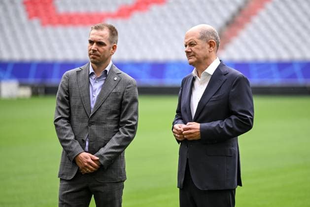 03.06.2024, Munich , Germany, Fussball Arena Munich, Bundeskanzlers Olaf Scholz in der Fussball Arena Muenchen - UEFA EURO, EM, Europameisterschaft,Fussball 2024, Philipp Lahm und Bundeskanzler Olaf Scholz Schauen (Foto H. Langer) Munich Fussball Arena Munich Germany