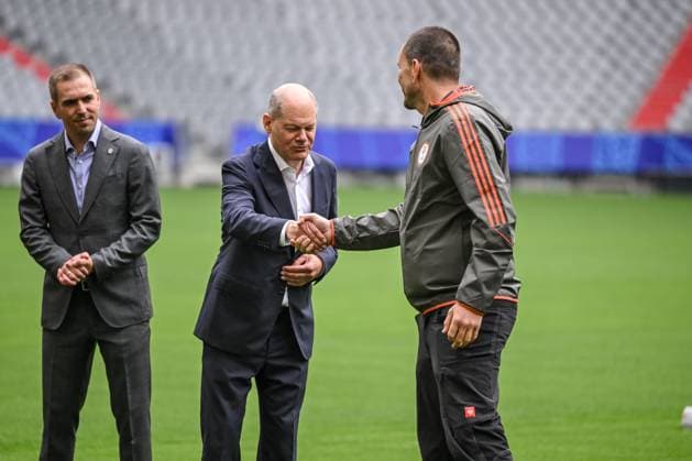 03.06.2024, Munich , Germany, Fussball Arena Munich, Bundeskanzlers Olaf Scholz in der Fussball Arena Muenchen - UEFA EURO, EM, Europameisterschaft,Fussball 2024, Philipp Lahm und Bundeskanzler Olaf Scholz mit den Greenkeeper des FC Bayern Schauen (Foto H. Langer) Munich Fussball Arena Munich Germany