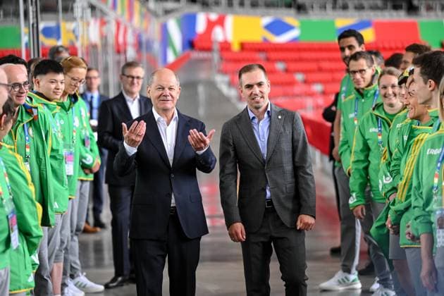 03.06.2024, Munich , Germany, Fussball Arena Munich, Bundeskanzlers Olaf Scholz in der Fussball Arena Muenchen - UEFA EURO, EM, Europameisterschaft,Fussball 2024, Jan-Christian Dreesen, Bundeskanzler Olaf Scholz mit Philipp Lahm und den Voluntaris Schauen (Foto H. Langer) Munich Fussball Arena Munich Germany