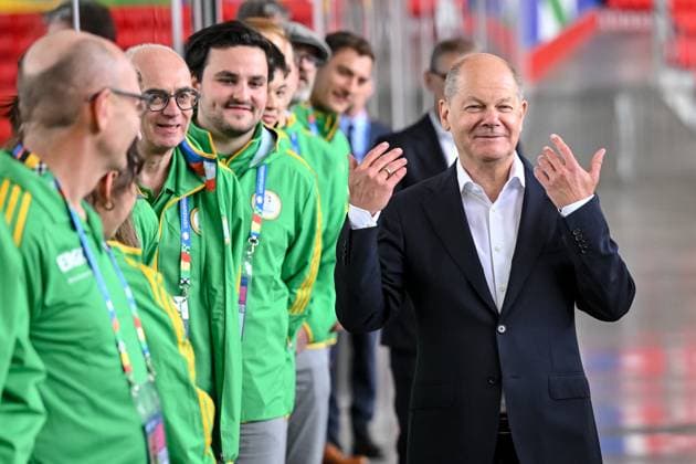 03.06.2024, Munich , Germany, Fussball Arena Munich, Bundeskanzlers Olaf Scholz in der Fussball Arena Muenchen - UEFA EURO, EM, Europameisterschaft,Fussball 2024, Olaf Scholz mit den Voluntaris Schauen (Foto H. Langer) Munich Fussball Arena Munich Germany