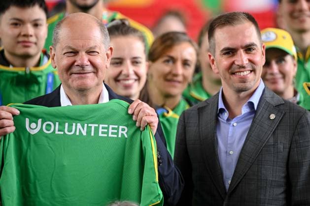 03.06.2024, Munich , Germany, Fussball Arena Munich, Bundeskanzlers Olaf Scholz in der Fussball Arena Muenchen - UEFA EURO, EM, Europameisterschaft,Fussball 2024, Bundeskanzler Olaf Scholz mit Philipp Lahm und den Voluntaris Schauen (Foto H. Langer) Munich Fussball Arena Munich Germany