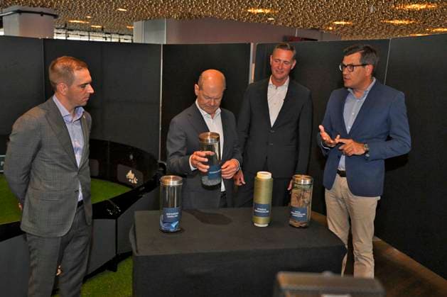 03.06.2024, Fussball Europameisterschaft 2024, Besuch von Bundeskanzler Olaf Scholz im EM-Stadion München Fußball Arena. v.l. EM Botschafter Philipp Lahm (Deutschland), Bundeskanzler Olaf Scholz (Deutschland) schauen sich die Graspellets an