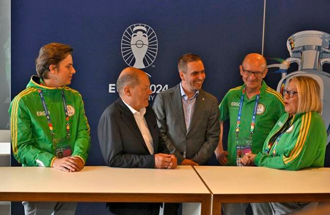 03.06.2024, Fussball Europameisterschaft 2024, Besuch von Bundeskanzler Olaf Scholz im EM-Stadion München Fußball Arena. v.l. Bundeskanzler Olaf Scholz (Deutschland) und EM Botschafter Philipp Lahm (Deutschland) unterhalten sich mit Volunteers der EM,