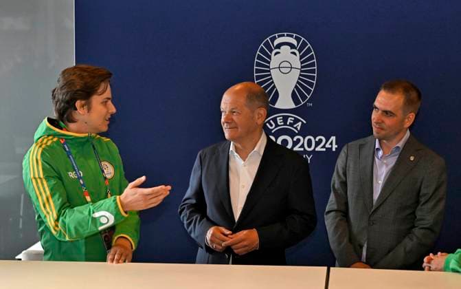 03.06.2024, Fussball Europameisterschaft 2024, Besuch von Bundeskanzler Olaf Scholz im EM-Stadion München Fußball Arena. v.l. Bundeskanzler Olaf Scholz (Deutschland) und EM Botschafter Philipp Lahm (Deutschland) unterhalten sich mit Volunteers der EM,