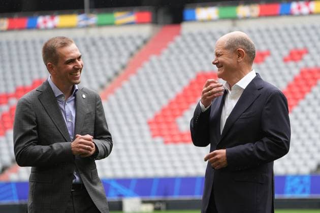 Bundeskanzler Olaf Scholz (SPD) mit EURO 24 Turnierdirektor Philipp Lahm - München 03.06.2024: Kanzler Olaf Scholz besucht EM-Arena München