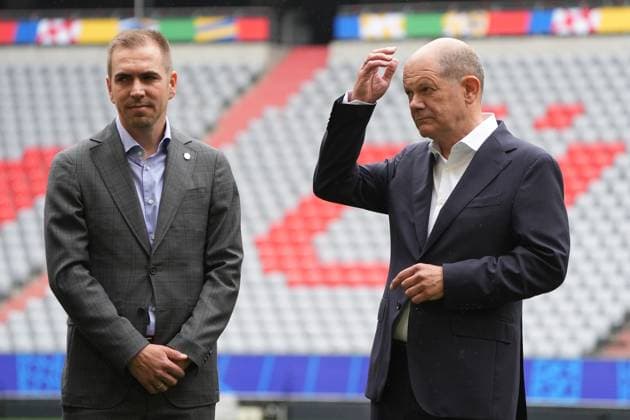 Bundeskanzler Olaf Scholz (SPD) mit EURO 24 Turnierdirektor Philipp Lahm - München 03.06.2024: Kanzler Olaf Scholz besucht EM-Arena München