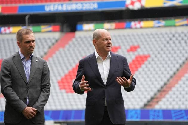 Bundeskanzler Olaf Scholz (SPD) mit EURO 24 Turnierdirektor Philipp Lahm - München 03.06.2024: Kanzler Olaf Scholz besucht EM-Arena München