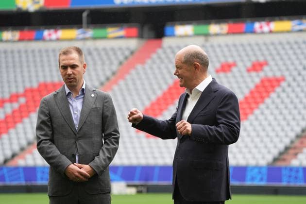Bundeskanzler Olaf Scholz (SPD) mit EURO 24 Turnierdirektor Philipp Lahm - München 03.06.2024: Kanzler Olaf Scholz besucht EM-Arena München