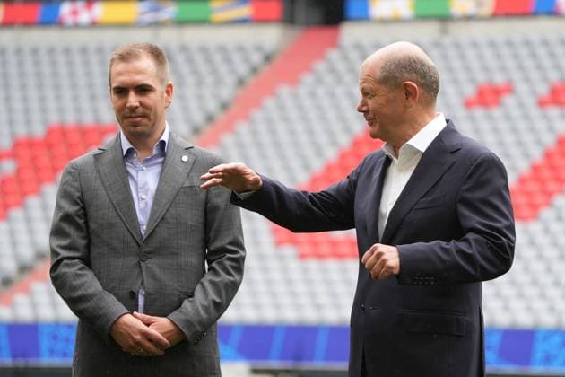 Bundeskanzler Olaf Scholz (SPD) mit EURO 24 Turnierdirektor Philipp Lahm - München 03.06.2024: Kanzler Olaf Scholz besucht EM-Arena München