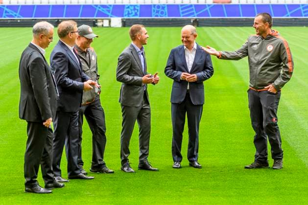 GER, Pressetermin mit Olaf Scholz Bundeskanzler der Bundesrepublik Deutschland in der Münchner Allianz Arena die während der UEFA EURO, EM, Europameisterschaft,Fussball 2024 unbenannt wird in Fußball Arena München 03.06.2024, Allianz Arena, Muenchen, GER, Pressetermin mit Olaf Scholz Bundeskanzler der Bundesrepublik Deutschland in der Münchner Allianz Arena die während der UEFA Euro 2024 unbenannt wird in Fußball Arena München , im Bild Olaf Scholz Bundeskanzler der Bundesrepublik Deutschland mit Philipp Lahm und einem Greenkeeper des FC Bayern Jürgen Muth und Jan-Christian Dreesen