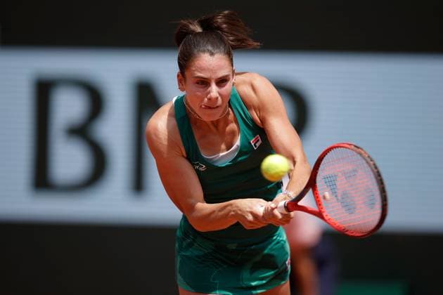 03.06.2024, Tennis, French Open 2024 Roland-Garros, FRA, Paris, Women™s Singles Court Philippe-Chatrier - FOURTH ROUND Emma Navarro (USA) - Aryna Sabalenka Bild: v. li. Emma Navarro (USA) spielt eine Rückhand. Copyright: HMBxMedia AntonioxBorga