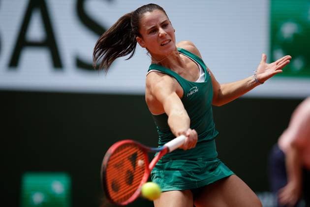 03.06.2024, Tennis, French Open 2024 Roland-Garros, FRA, Paris, Women™s Singles Court Philippe-Chatrier - FOURTH ROUND Emma Navarro (USA) - Aryna Sabalenka Bild: v. li. Emma Navarro (USA) spielt eine Vorhand. Copyright: HMBxMedia AntonioxBorga