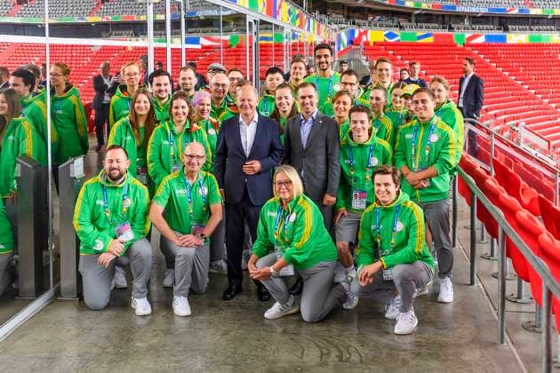 GER, Pressetermin mit Olaf Scholz Bundeskanzler der Bundesrepublik Deutschland in der Münchner Allianz Arena die während der UEFA EURO, EM, Europameisterschaft,Fussball 2024 unbenannt wird in Fußball Arena München 03.06.2024, Allianz Arena, Muenchen, GER, Pressetermin mit Olaf Scholz Bundeskanzler der Bundesrepublik Deutschland in der Münchner Allianz Arena die während der UEFA Euro 2024 unbenannt wird in Fußball Arena München , im Bild Olaf Scholz Bundeskanzler der Bundesrepublik Deutschland mit Philipp Lahm und Volontärs der EM und Jan-Christian Dreesen