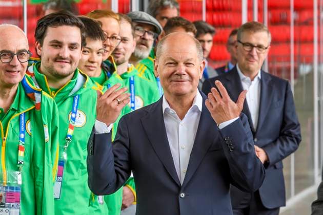 GER, Pressetermin mit Olaf Scholz Bundeskanzler der Bundesrepublik Deutschland in der Münchner Allianz Arena die während der UEFA EURO, EM, Europameisterschaft,Fussball 2024 unbenannt wird in Fußball Arena München 03.06.2024, Allianz Arena, Muenchen, GER, Pressetermin mit Olaf Scholz Bundeskanzler der Bundesrepublik Deutschland in der Münchner Allianz Arena die während der UEFA Euro 2024 unbenannt wird in Fußball Arena München , im Bild Olaf Scholz Bundeskanzler der Bundesrepublik Deutschland mit Philipp Lahm und Volontärs der EM und Jan-Christian Dreesen