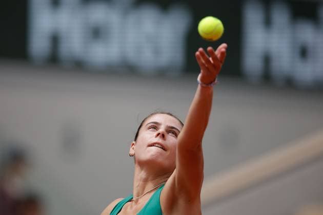 03.06.2024, Tennis, French Open 2024 Roland-Garros, FRA, Paris, Women™s Singles Court Philippe-Chatrier - FOURTH ROUND Emma Navarro (USA) - Aryna Sabalenka Bild: v. li. Emma Navarro (USA) macht einen Aufschlag. Copyright: HMBxMedia AntonioxBorga