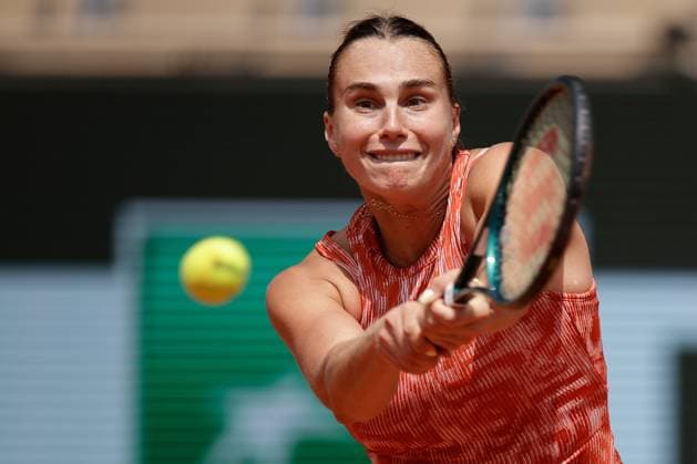 03.06.2024, Tennis, French Open 2024 Roland-Garros, FRA, Paris, Women™s Singles Court Philippe-Chatrier - FOURTH ROUND Emma Navarro (USA) - Aryna Sabalenka Bild: v. li. Aryna Sabalenka spielt eine Rückhand. Copyright: HMBxMedia AntonioxBorga