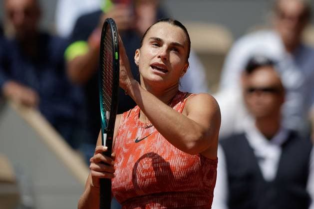 03.06.2024, Tennis, French Open 2024 Roland-Garros, FRA, Paris, Women™s Singles Court Philippe-Chatrier - FOURTH ROUND Emma Navarro (USA) - Aryna Sabalenka Bild: v. li. Aryna Sabalenka jubelt, bedankt sich bei den Fans, bedanken, Dank. Copyright: HMBxMedia AntonioxBorga