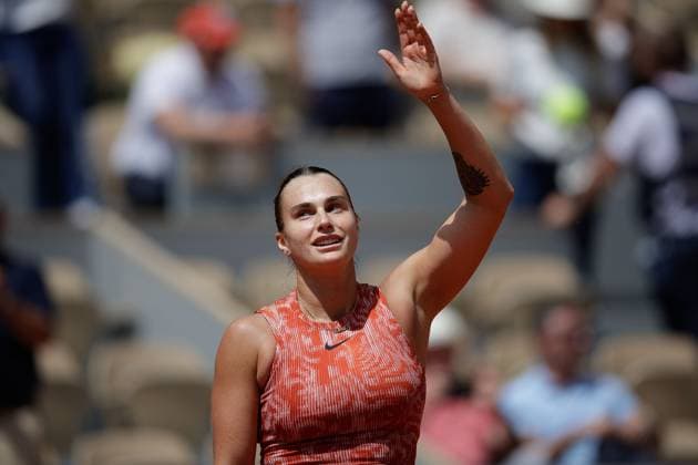 03.06.2024, Tennis, French Open 2024 Roland-Garros, FRA, Paris, Women™s Singles Court Philippe-Chatrier - FOURTH ROUND Emma Navarro (USA) - Aryna Sabalenka Bild: v. li. Aryna Sabalenka jubelt, bedankt sich bei den Fans, bedanken, Dank. Copyright: HMBxMedia AntonioxBorga