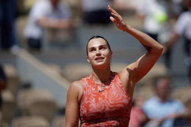 03.06.2024, Tennis, French Open 2024 Roland-Garros, FRA, Paris, Women™s Singles Court Philippe-Chatrier - FOURTH ROUND Emma Navarro (USA) - Aryna Sabalenka Bild: v. li. Aryna Sabalenka jubelt, bedankt sich bei den Fans, bedanken, Dank. Copyright: HMBxMedia AntonioxBorga