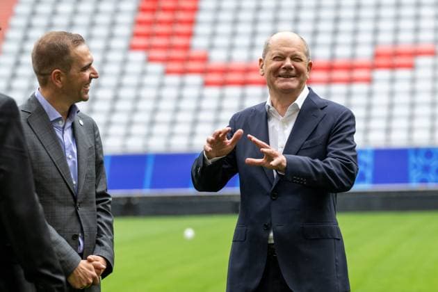 Philipp Lahm, Turnierdirektor der UEFA EURO, EM, Europameisterschaft,Fussball 2024, Bundeskanzler der Bundesrepublik Deutschland, Olaf Scholz, Bundeskanzler Olaf Scholz besucht die Fussball-Arena Muenchen, um sich vor Ort einen Eindruck von den Vorbereitungen auf die UEFA EURO 2024 zu verschaffen, 03.06.2024 Muenchen Bayern Deutschland