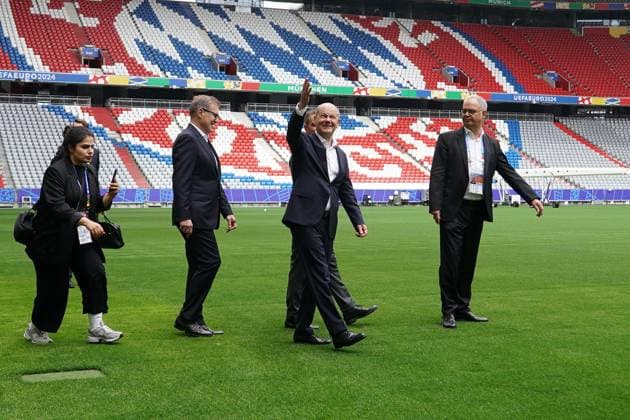 Sport Bilder des Tages Bundeskanzler Olaf Scholz (SPD) auf dem Rasen der Münchner EM-Arena - München 03.06.2024: Kanzler Olaf Scholz besucht EM-Arena München