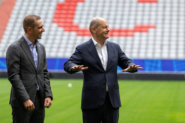 Philipp Lahm, Turnierdirektor der UEFA EURO, EM, Europameisterschaft,Fussball 2024, Bundeskanzler der Bundesrepublik Deutschland, Olaf Scholz, Bundeskanzler Olaf Scholz besucht die Fussball-Arena Muenchen, um sich vor Ort einen Eindruck von den Vorbereitungen auf die UEFA EURO 2024 zu verschaffen, 03.06.2024 Muenchen Bayern Deutschland