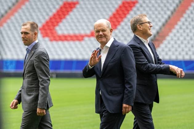 Philipp Lahm, Turnierdirektor der UEFA EURO, EM, Europameisterschaft,Fussball 2024, Bundeskanzler der Bundesrepublik Deutschland, Olaf Scholz winkt den Journalsiten und Fotografen, Bundeskanzler Olaf Scholz besucht die Fussball-Arena Muenchen, um sich vor Ort einen Eindruck von den Vorbereitungen auf die UEFA EURO 2024 zu verschaffen, 03.06.2024 Muenchen Bayern Deutschland