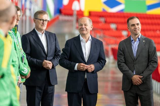 v.l. Jan-Christian Dreesen, Vorstandsvorsitzender FC Bayern Muenchen AG, Bundeskanzler der Bundesrepublik Deutschland, Olaf Scholz, Philipp Lahm, Turnierdirektor der UEFA EURO, EM, Europameisterschaft,Fussball 2024 bei den Volunteeren, Bundeskanzler Olaf Scholz besucht die Fussball-Arena Muenchen, um sich vor Ort einen Eindruck von den Vorbereitungen auf die UEFA EURO 2024 zu verschaffen, 03.06.2024 Muenchen Bayern Deutschland