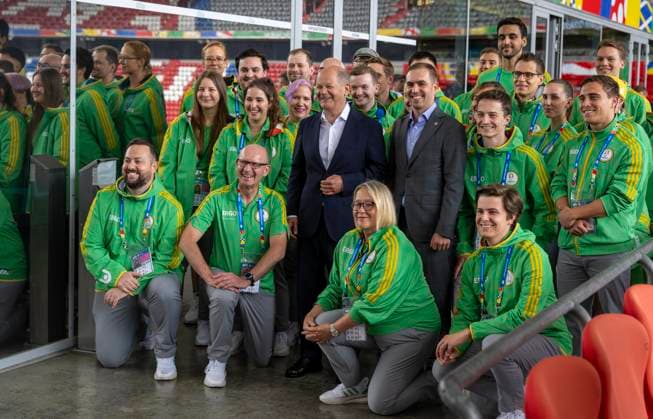 03.06.2024, Fussball Europameisterschaft 2024, Besuch von Bundeskanzler Olaf Scholz (mitte) im EM-Stadion München Fußball Arena. Hier beim Gruppenfoto mit einer Abordnung von Volunteers und Philipp Lahm.