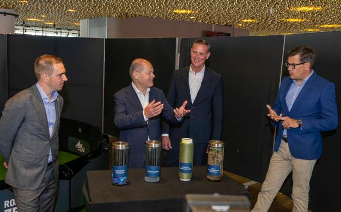 03.06.2024, Fussball Europameisterschaft 2024, Besuch von Bundeskanzler Olaf Scholz im EM-Stadion München Fußball Arena. v.li: Philipp Lahm, Bundeskanzler Olaf Scholz, Wolf Tiedemann (CEO PreZero International), Jens Thiemer (Vorstand der Lidl Stiftung), zum Thema Rohstoffrecycling und Nachhaltige EM 2024.