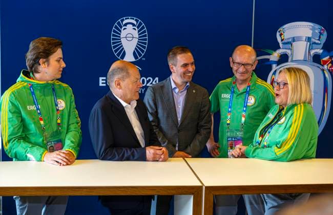 03.06.2024, Fussball Europameisterschaft 2024, Besuch von Bundeskanzler Olaf Scholz (2.v.li) im EM-Stadion München Fußball Arena. Hier beim Gespräch mit einer Abordnung von Volunteers und Philipp Lahm (3.v.re).