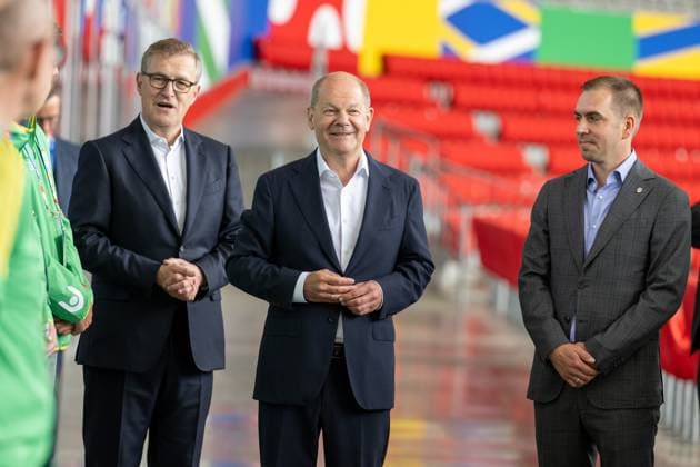 v.l. Jan-Christian Dreesen, Vorstandsvorsitzender FC Bayern Muenchen AG, Bundeskanzler der Bundesrepublik Deutschland, Olaf Scholz, Philipp Lahm, Turnierdirektor der UEFA EURO, EM, Europameisterschaft,Fussball 2024 bei den Volunteeren, Bundeskanzler Olaf Scholz besucht die Fussball-Arena Muenchen, um sich vor Ort einen Eindruck von den Vorbereitungen auf die UEFA EURO 2024 zu verschaffen, 03.06.2024 Muenchen Bayern Deutschland