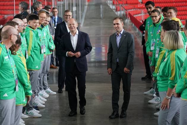 Bundeskanzler Olaf Scholz (SPD) trifft EM-Volunteers mit EURO24 Turnierdirektor Philipp Lahm - München 03.06.2024: Kanzler Olaf Scholz besucht EM-Arena München